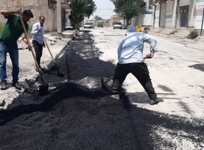 معابر کوی شهید منتظری توسط شهرداری خرمشهر لکه گیری آسفالت شدند 