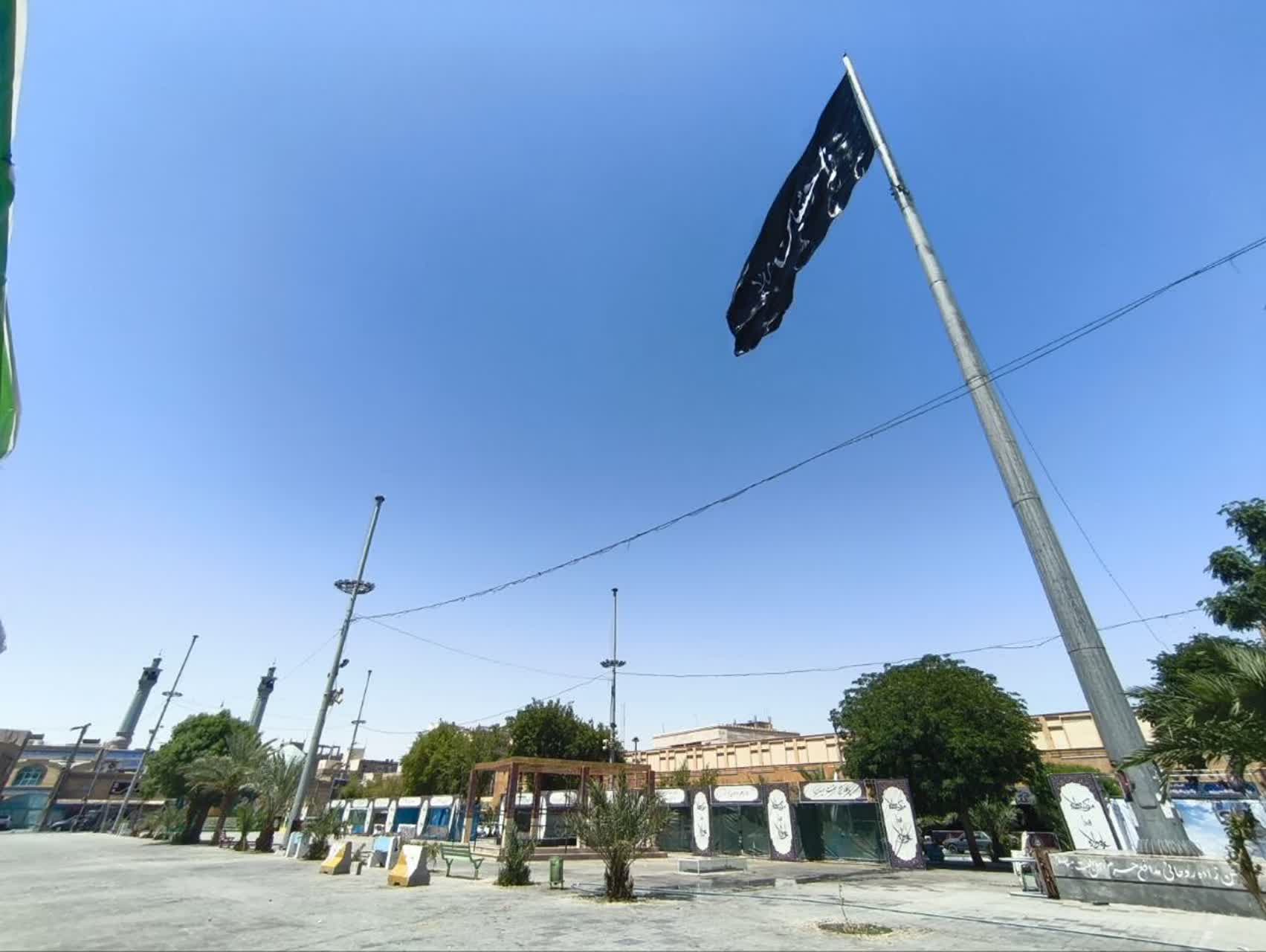 اهتزاز ابرپرچم ۱۶۰ متری یا حسین بر فراز محوطه مقابل مسجد جامع خرمشهر